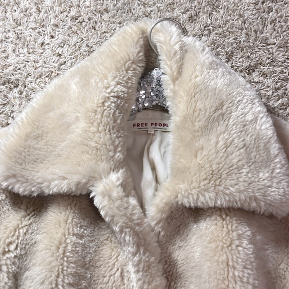 Free People Pretty Perfect Faux Fur Peacoat, Color Tea / Off-White Sz Large NWT - Picture 6 of 9
